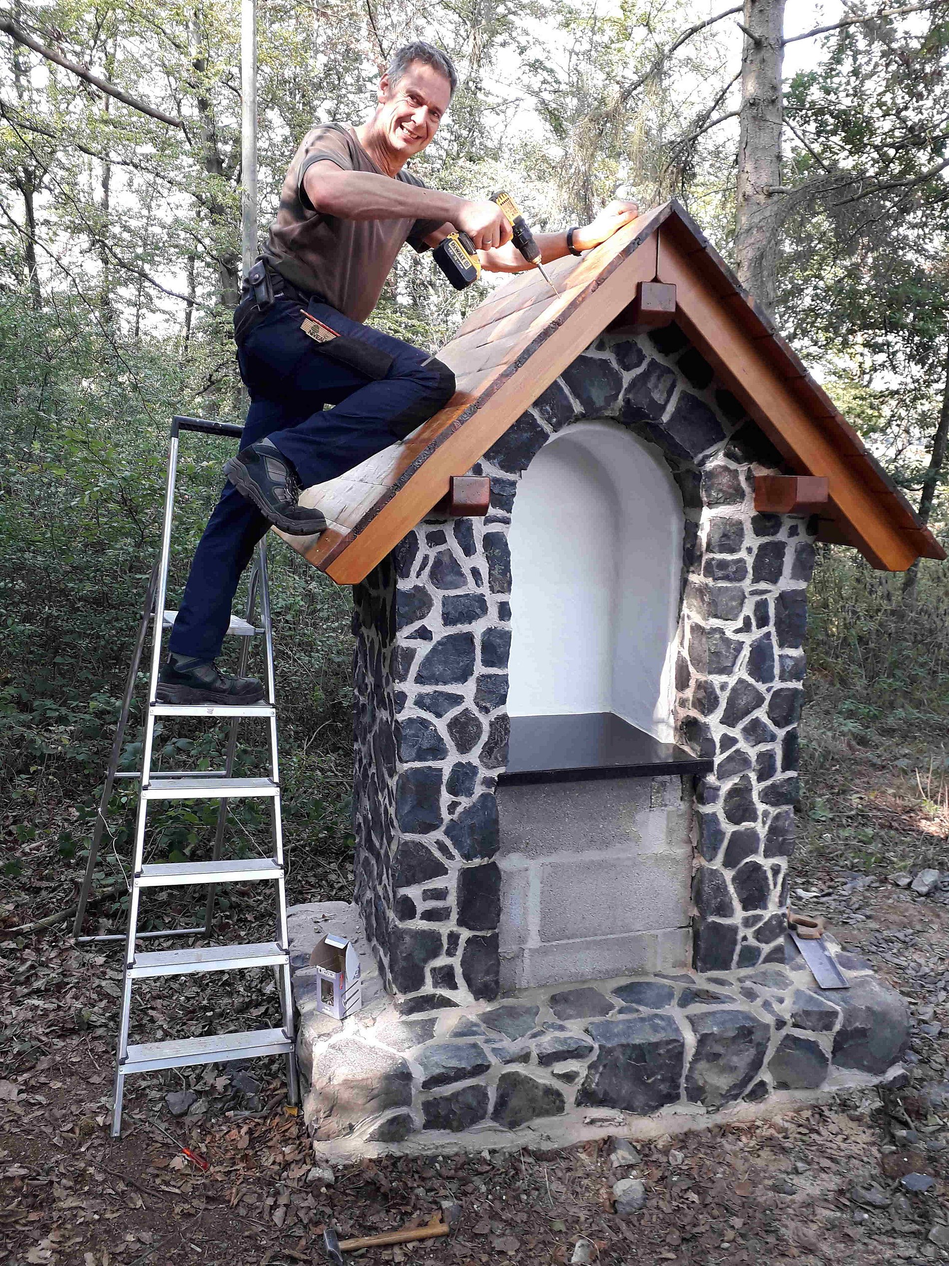 Die Dachpappe wird von Peter Bill aufgebracht