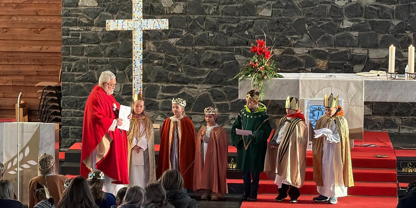 Einige Sternsinger tragen die Fürbitten vor.