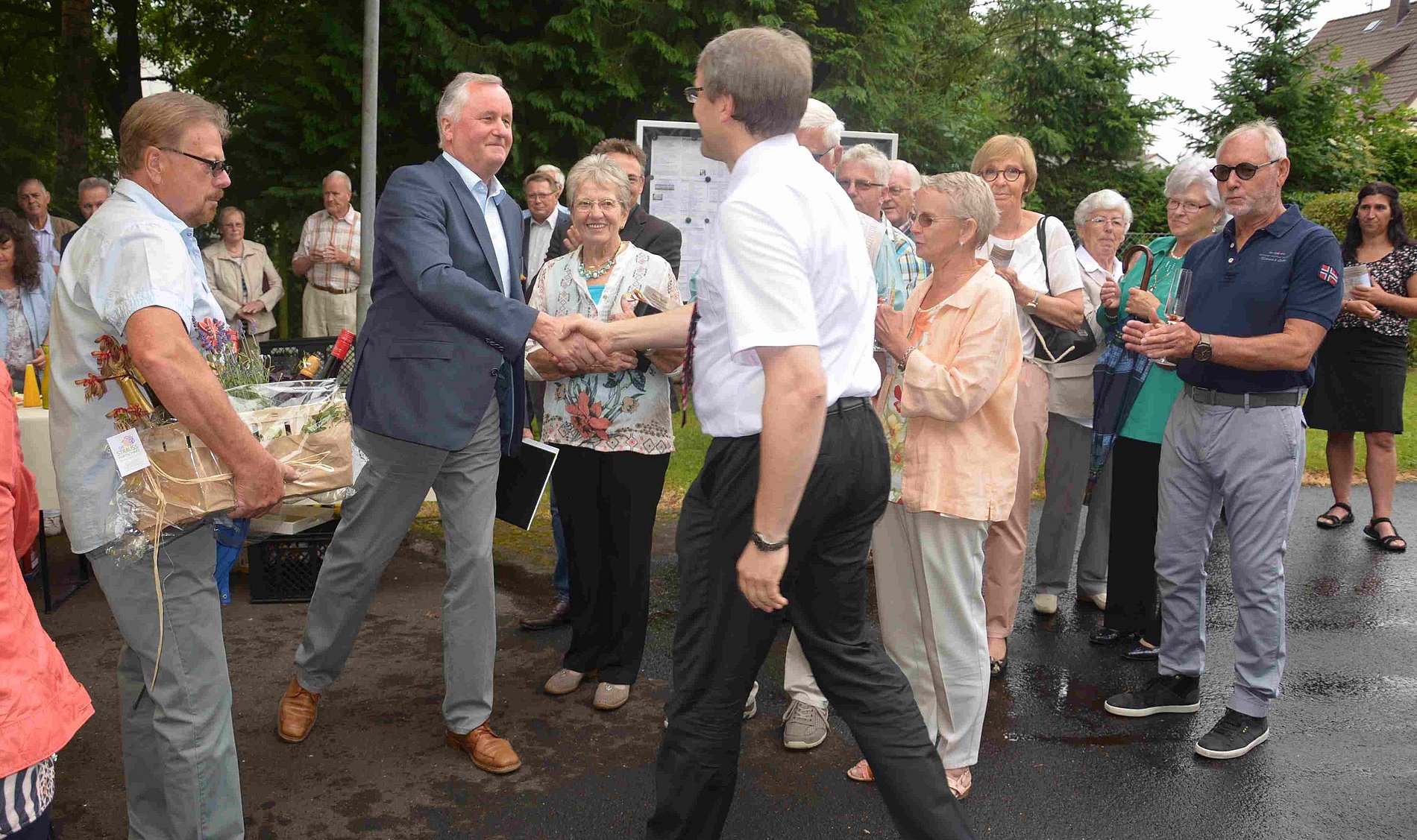 Der Vorsitzende des Ortsausschusses Klaus Welzhofer bedankt sich beim Organisten Thomas Dasbach für sein Engagement für die neue Orgel
